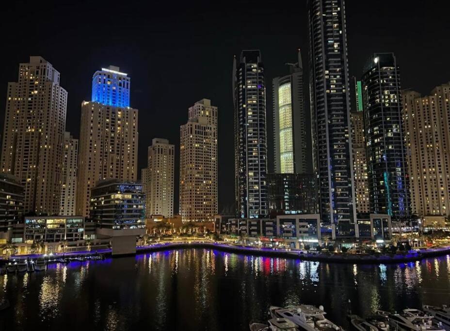 Stylish With Stunning Marina View Apartment
