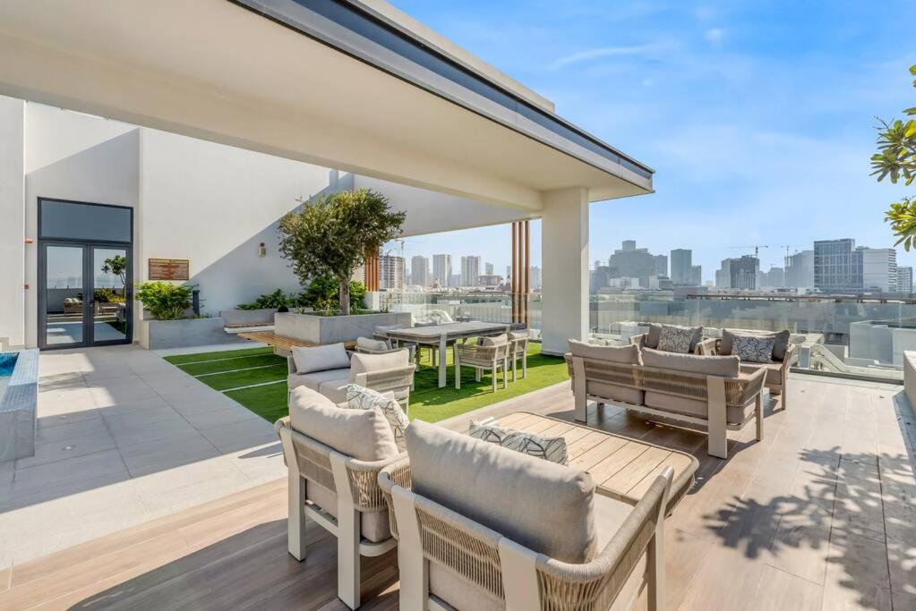 Waves - Spacious 1br With Balcony In Jvc Apartment