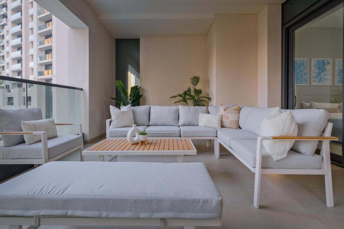 Luxurious 2-bedroom Escape With Burj Khalifa Views At Act One In Downtown Daire Dubai