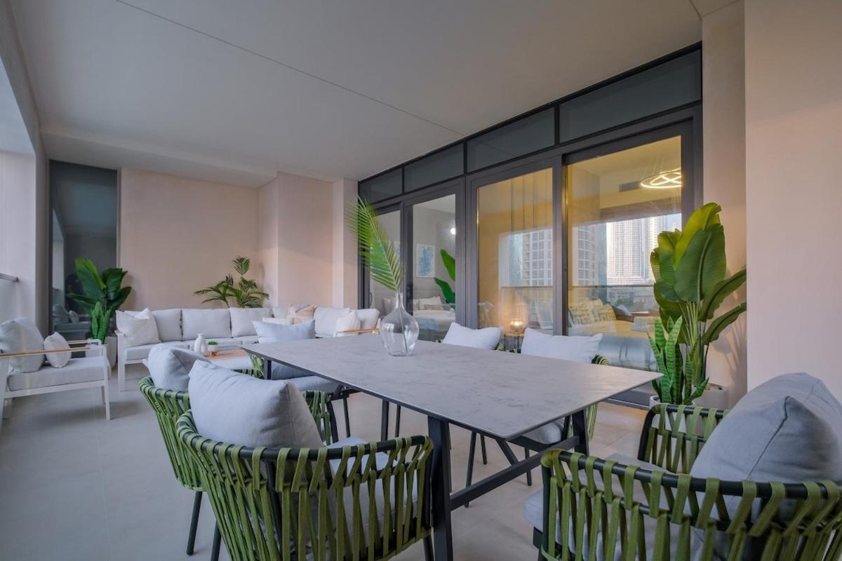 Daire Luxurious 2-bedroom Escape With Burj Khalifa Views At Act One In Downtown Dubai
