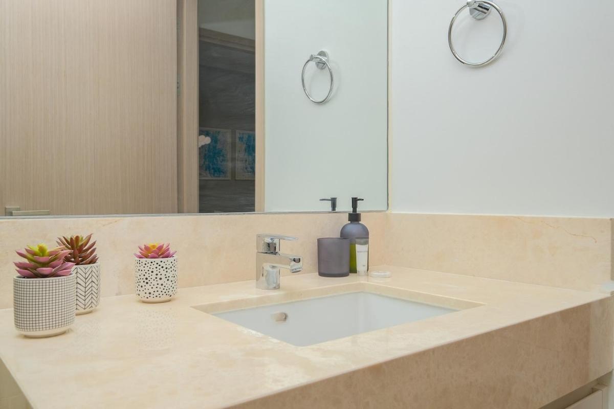 Luxurious 2-bedroom Escape With Burj Khalifa Views At Act One In Downtown Daire