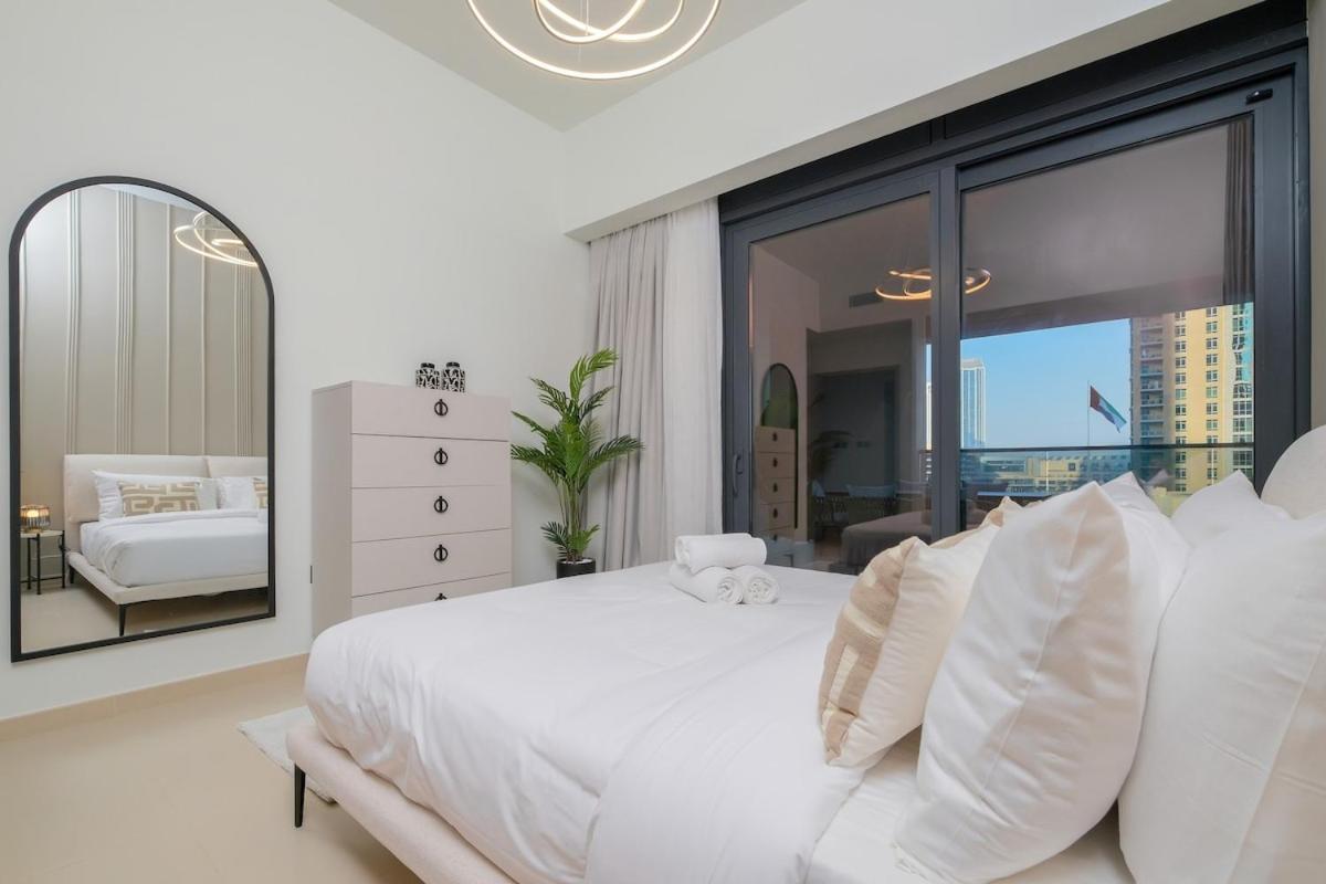 Daire Luxurious 2-bedroom Escape With Burj Khalifa Views At Act One In Downtown Dubai