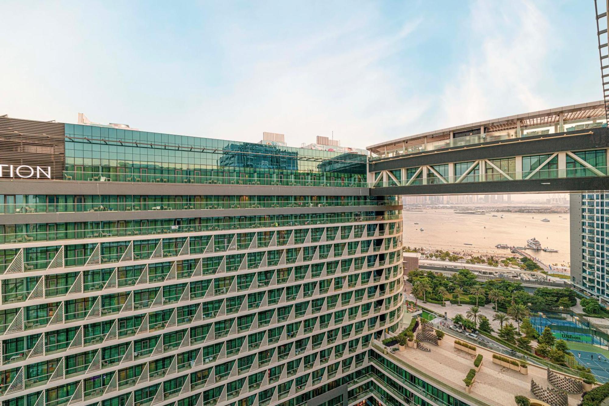 Palm Jumeirah - Free Infinity Pool & Private Beach Apartment *