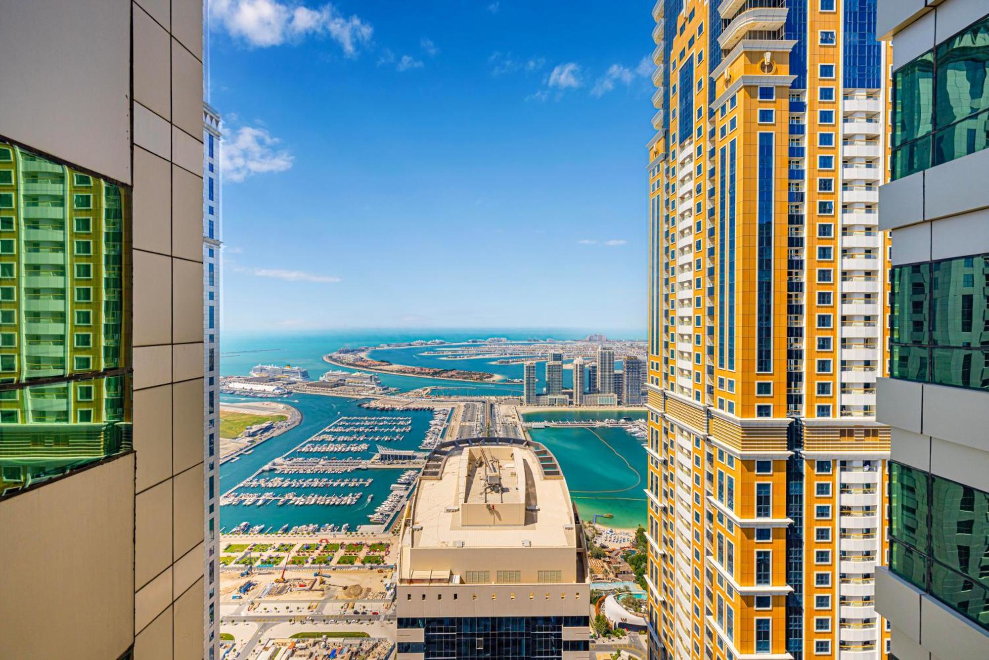 Daniels Serene 3br With Palm View At Marina Pinnacle *
