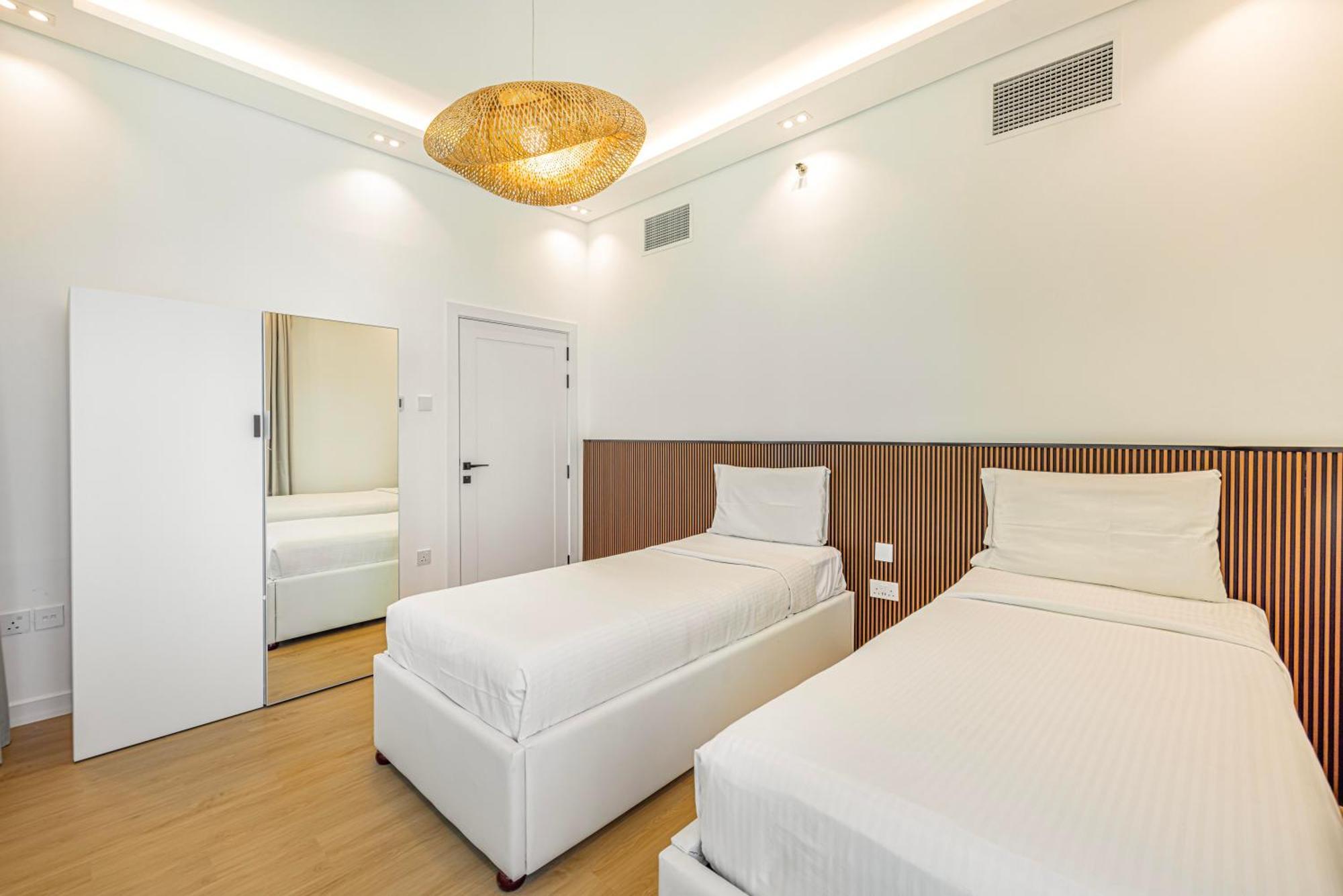 Daniels Serene 3br With Palm View At Marina Pinnacle *