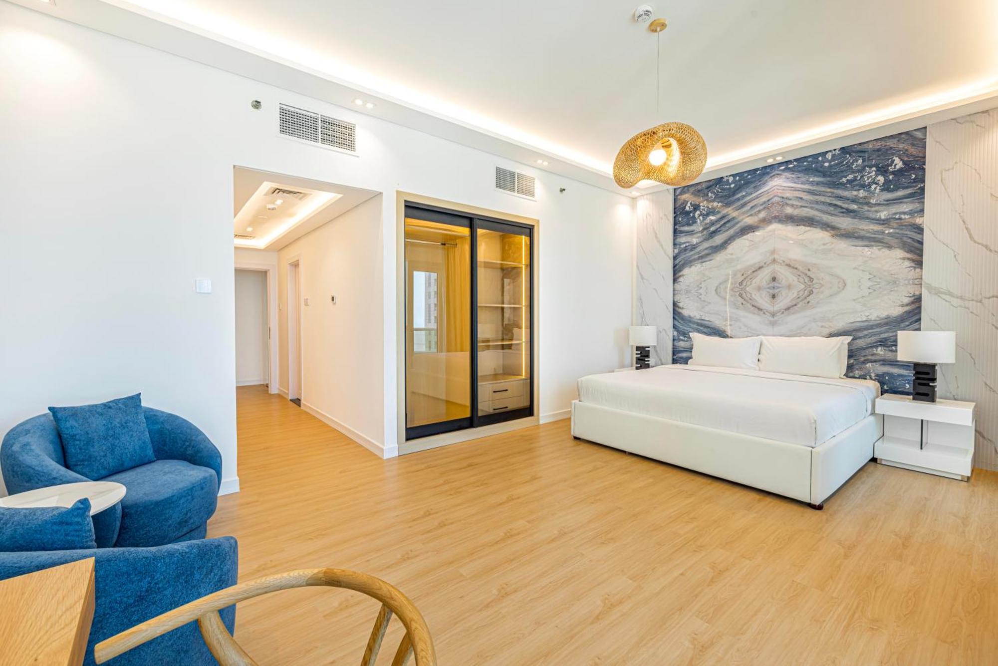 Daniels Serene 3br With Palm View At Marina Pinnacle Apartment
