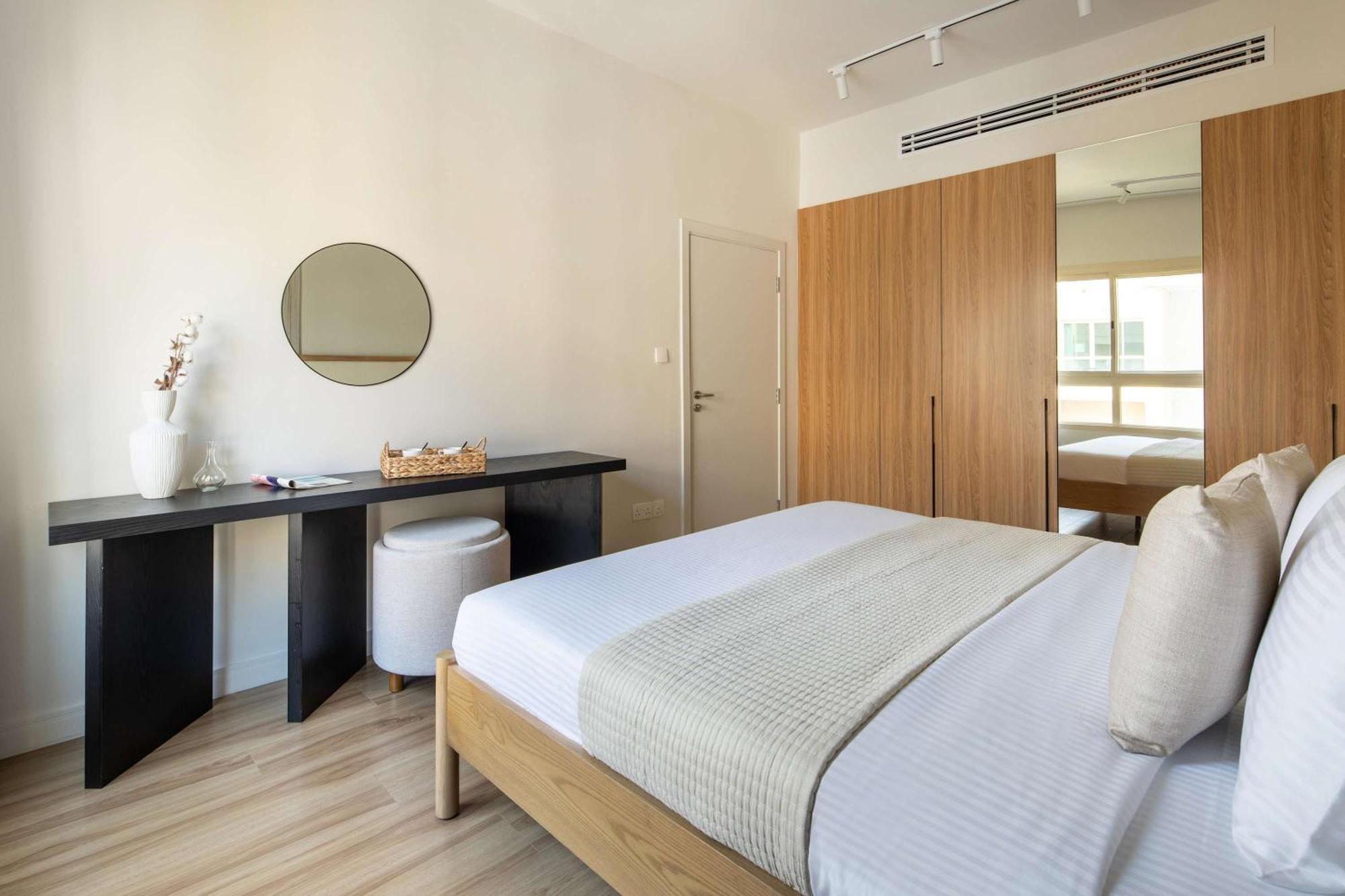 Frank Porter - Al Dhafrah 2 Apartment Dubai