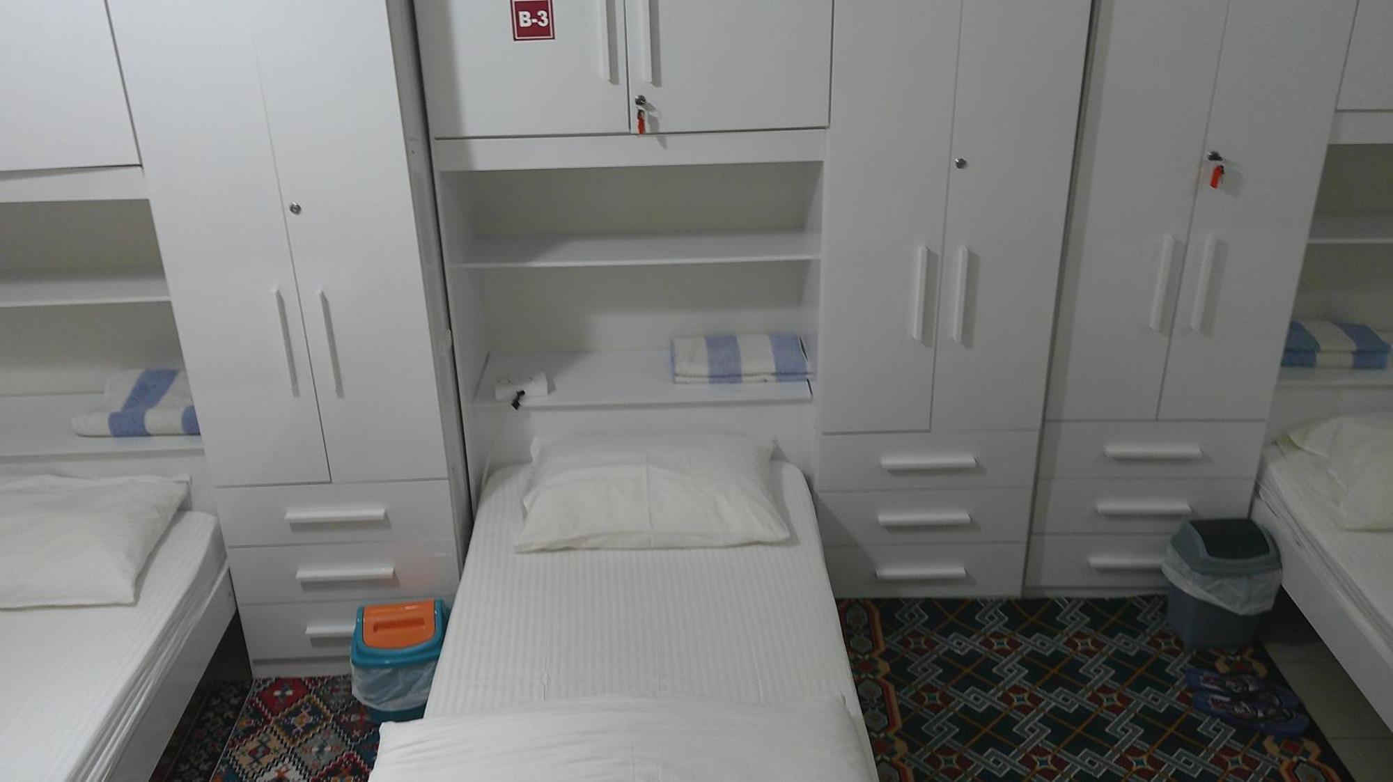 Female Bed Space At Ruby Star - 4 Single Beds Inn *