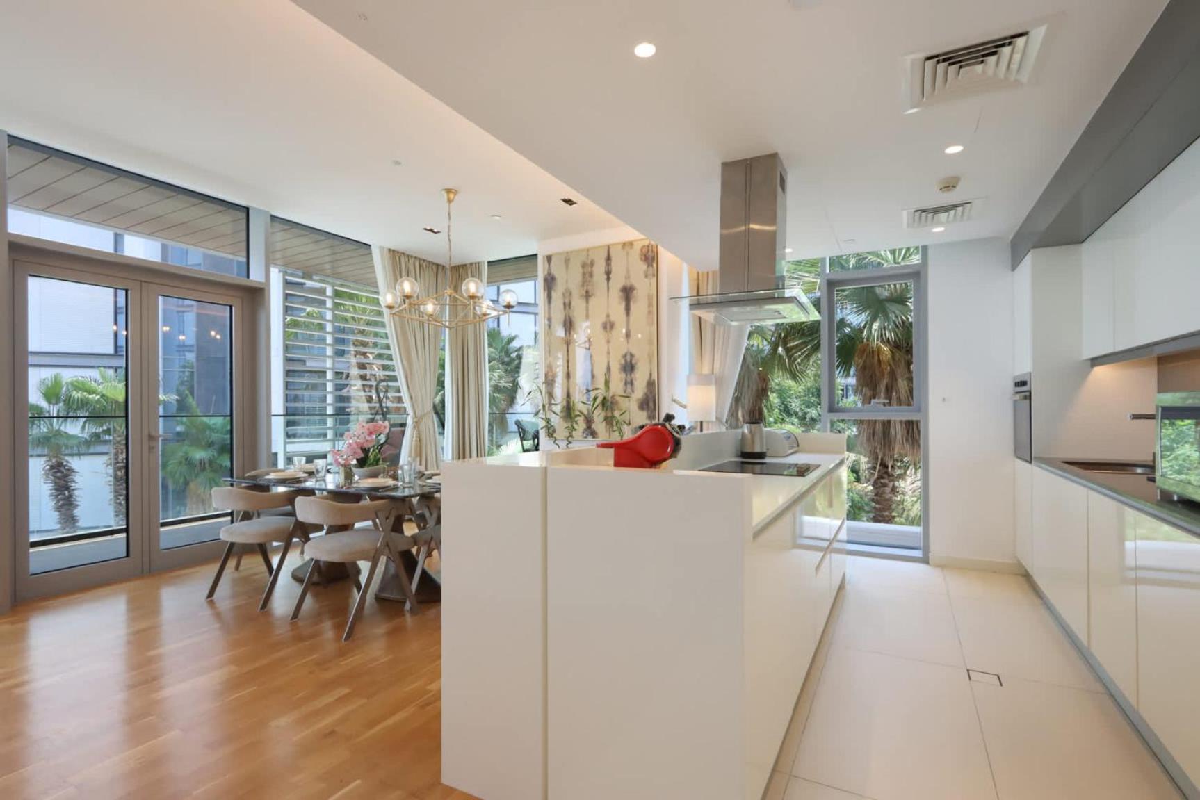 Livbnb - Luxury 3 Bedroom With Sea View Apartment