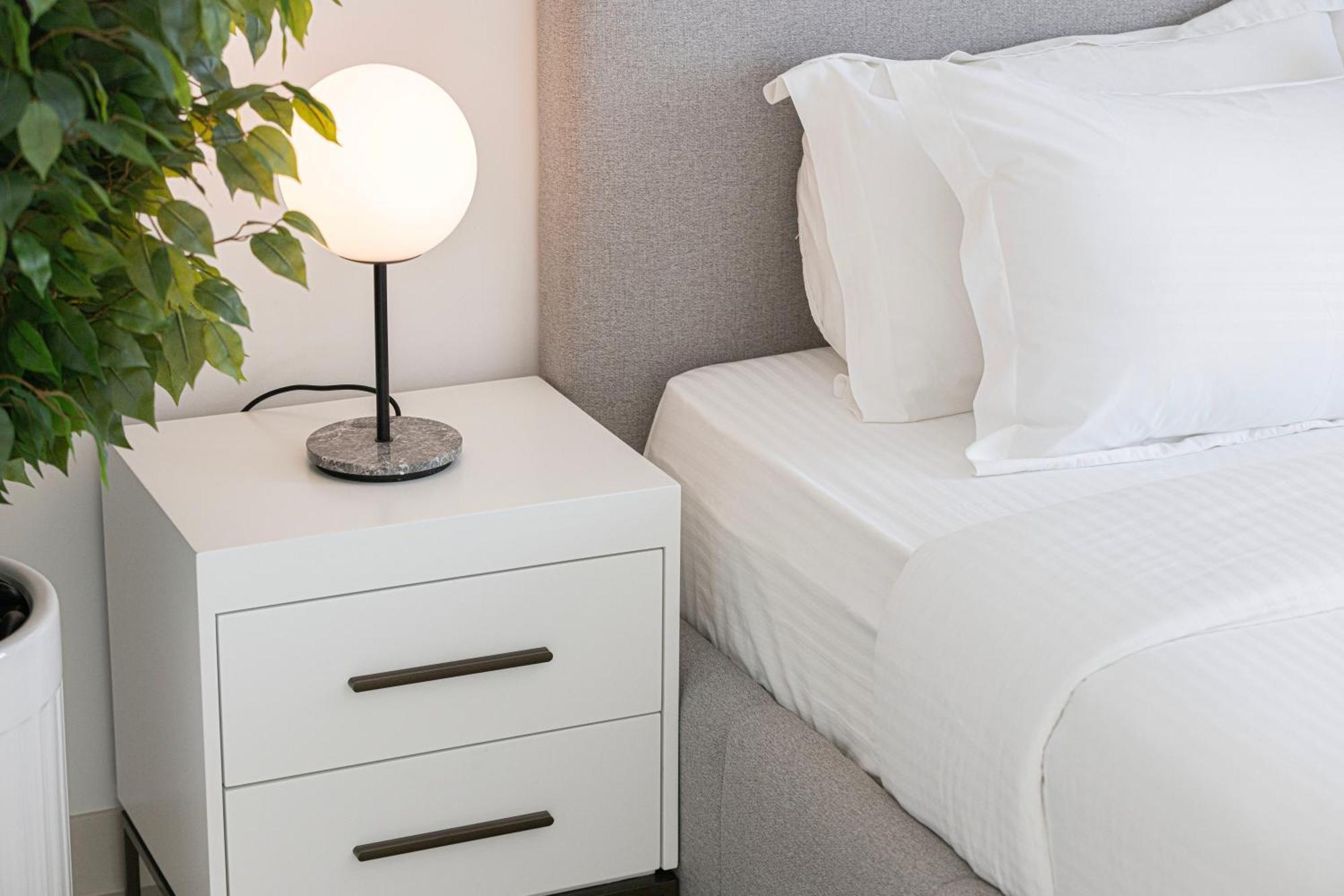 Lux Spacious 1 Bedroom - Beachfront And Seaview