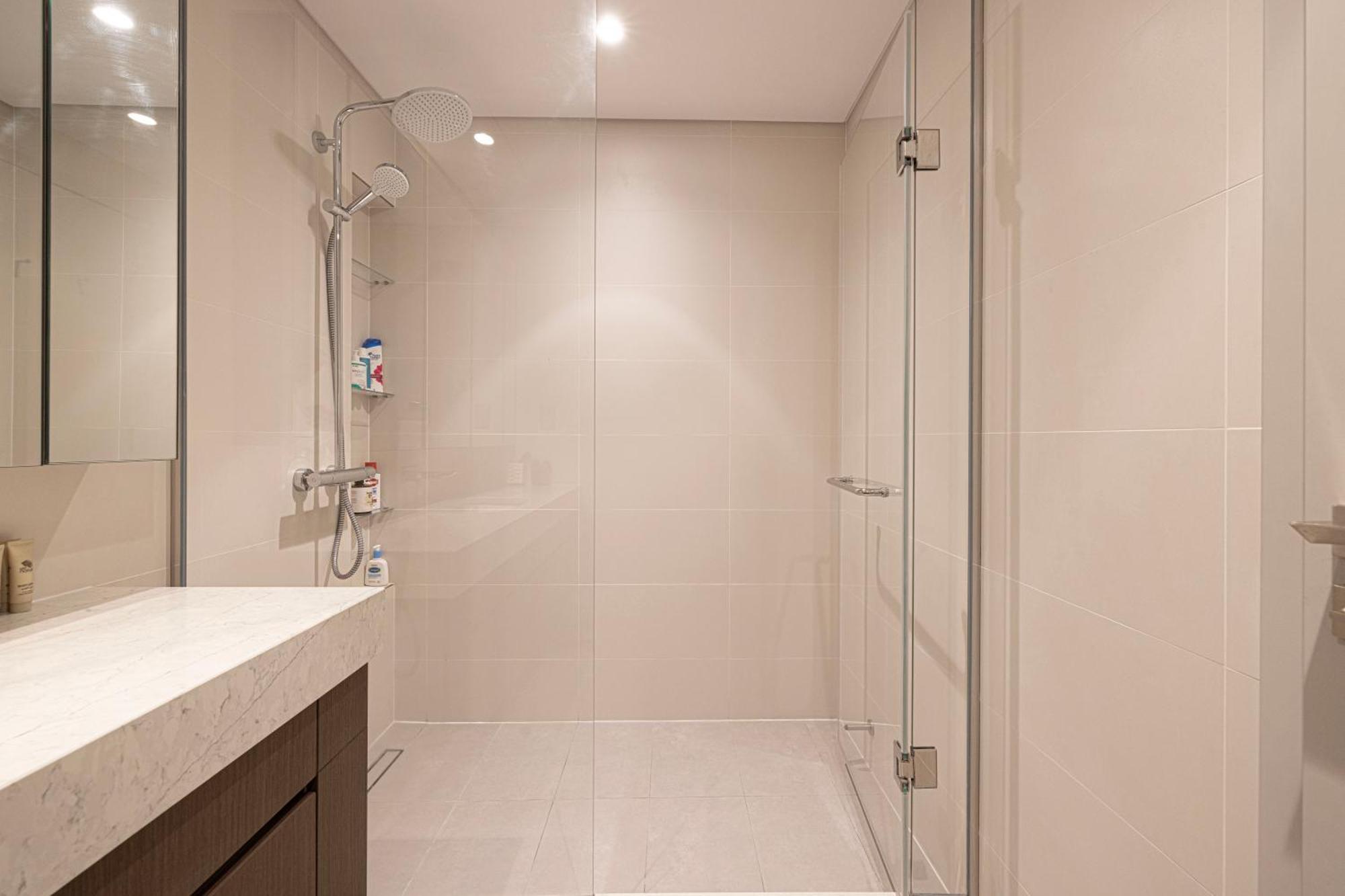 Lux Spacious 1 Bedroom - Beachfront And Seaview