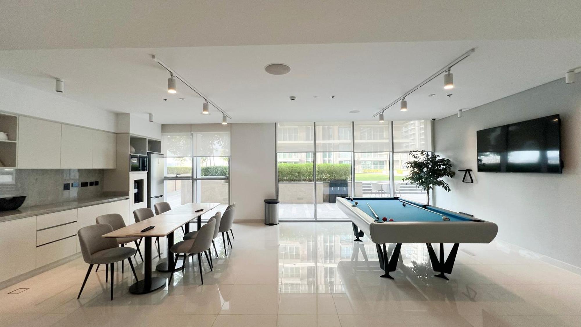 Lux Spacious 1 Bedroom - Beachfront And Seaview *