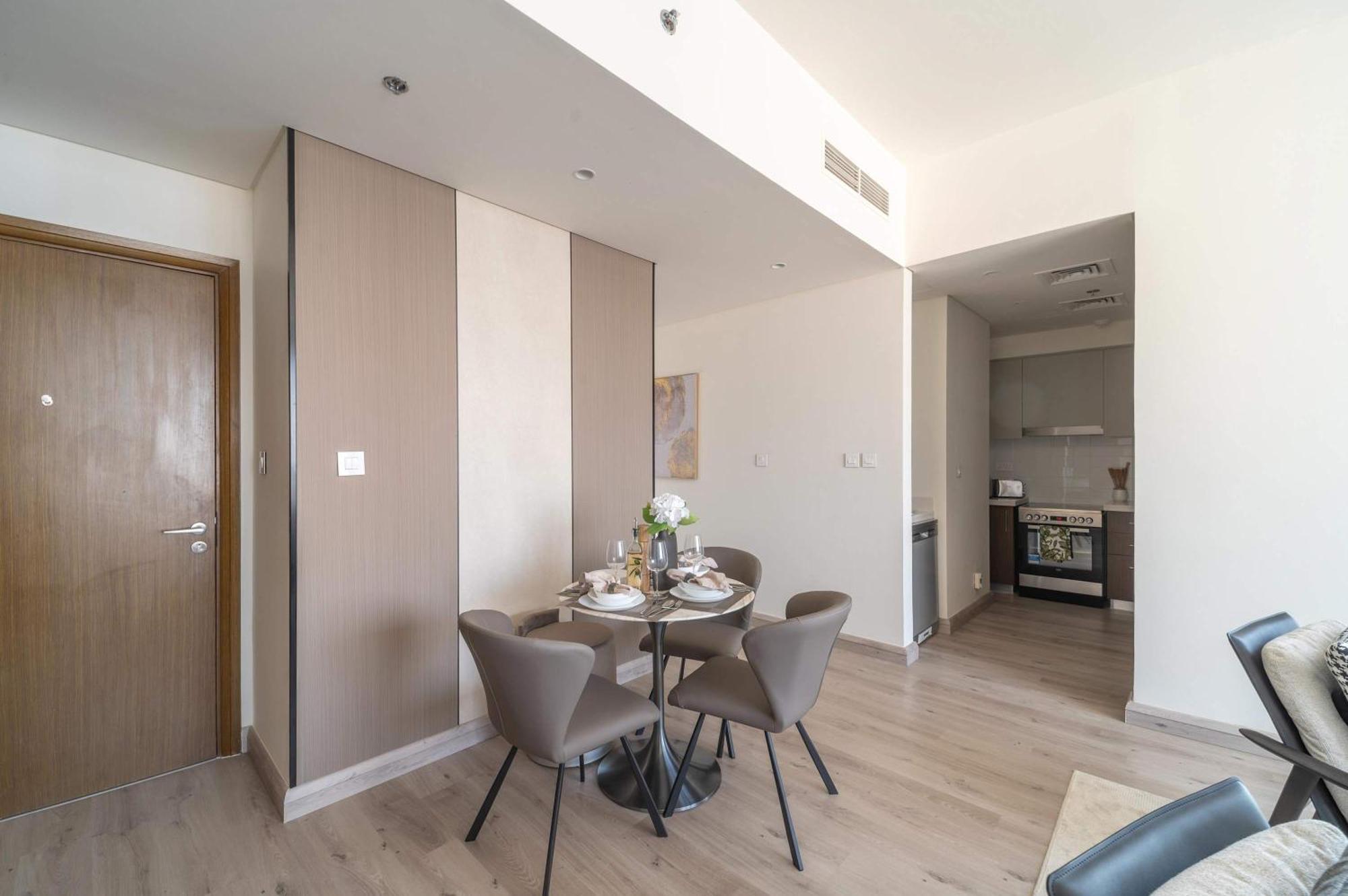 Frank Porter - Tower 1 Apartment *