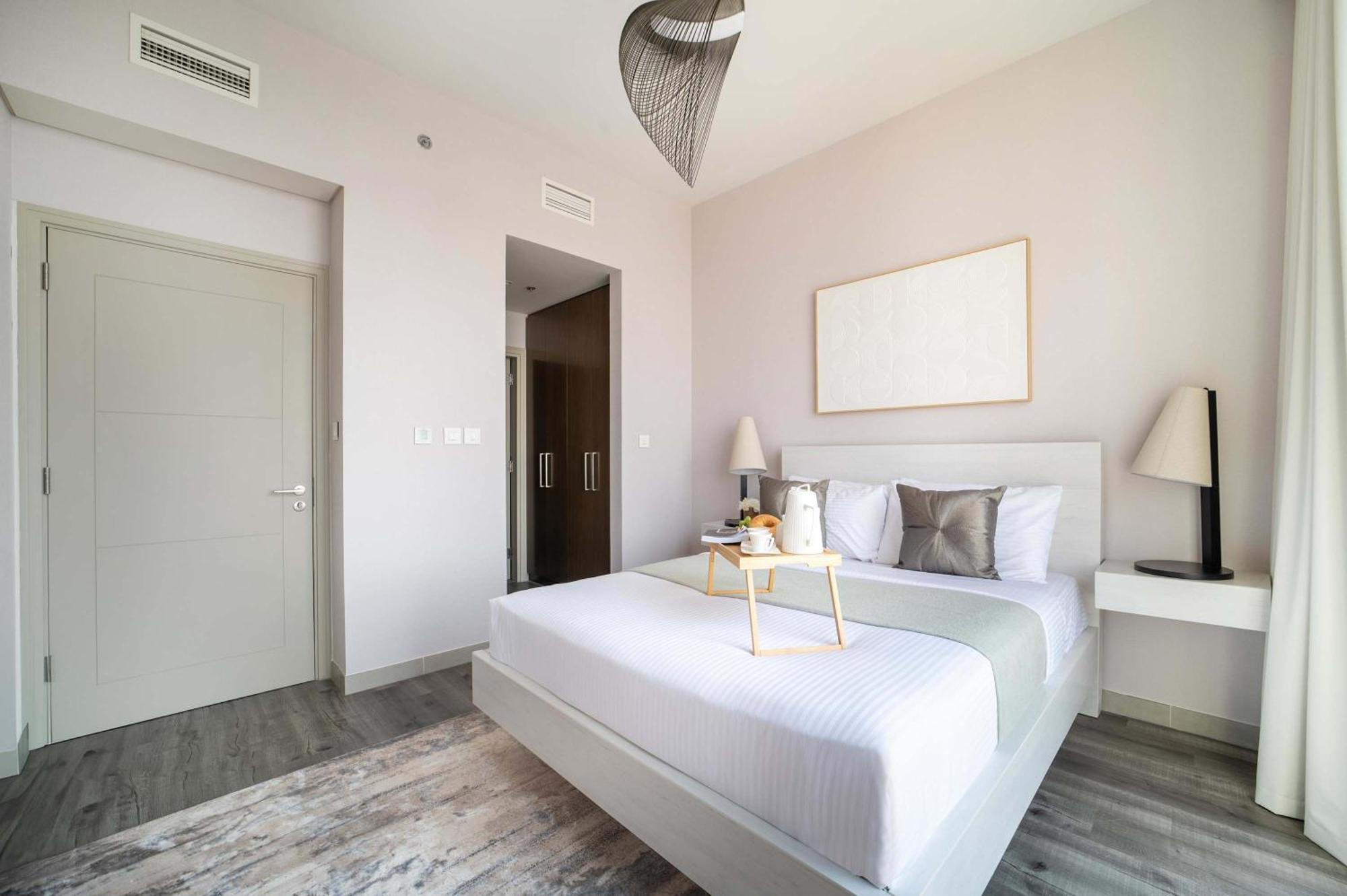 Frank Porter - Tower 1 Apartment *