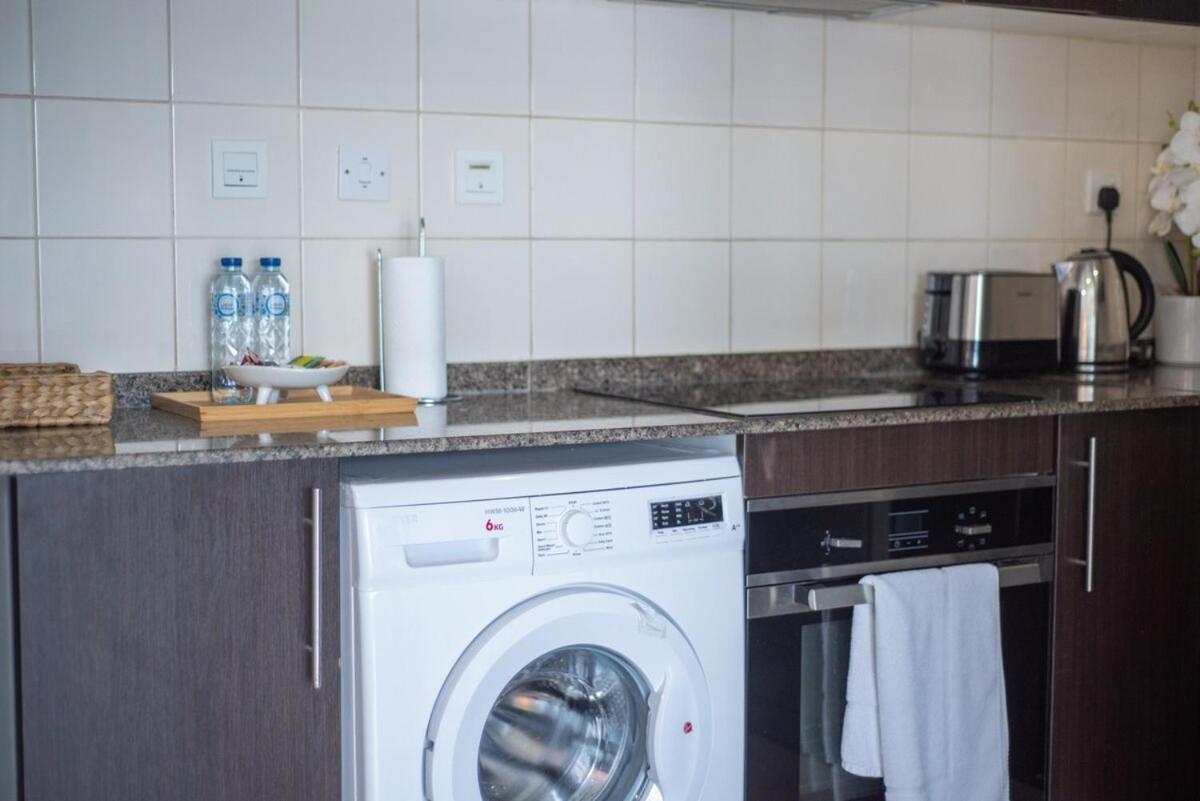 Warm And Airy 1-bedroom With Exceptional Views In Marina