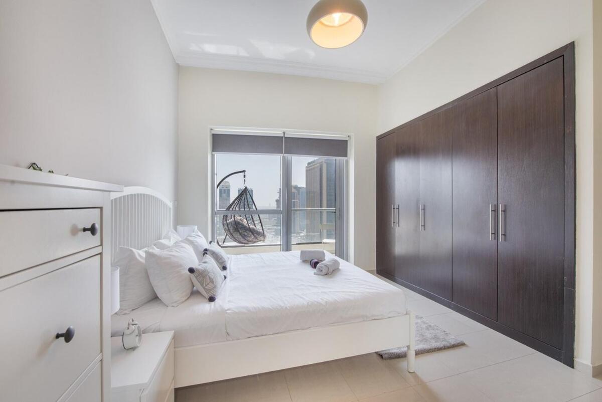 Warm And Airy 1-bedroom With Exceptional Views In Marina Apartment