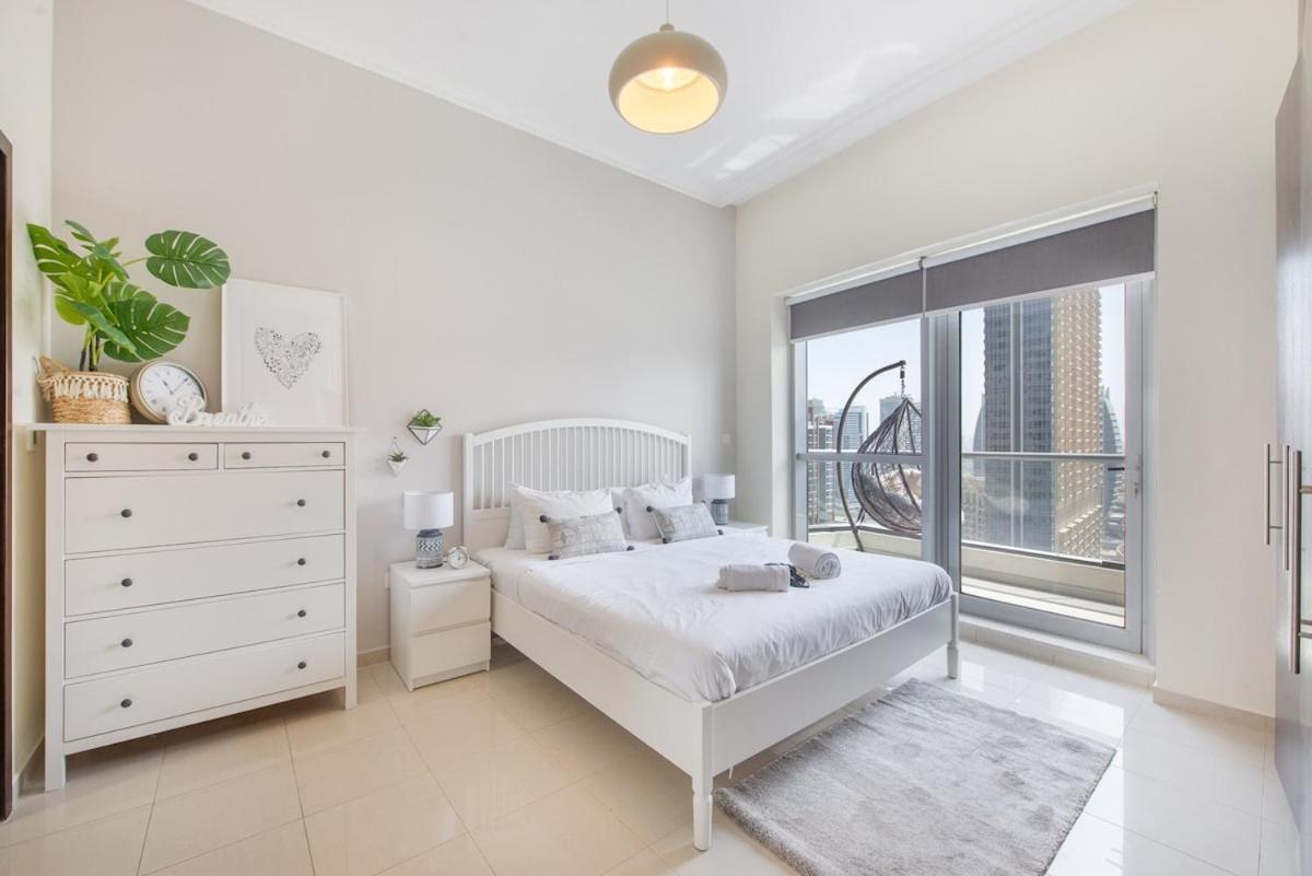 Warm And Airy 1-bedroom With Exceptional Views In Marina Apartment