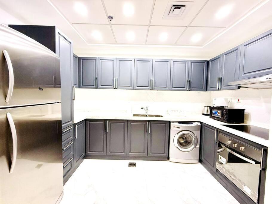 Apartment Opp And Club, Next To Marina Walk, Luxury