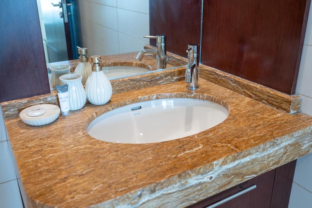 Delightful 1-bedroom Retreat At Burj Views In Downtown Apartment