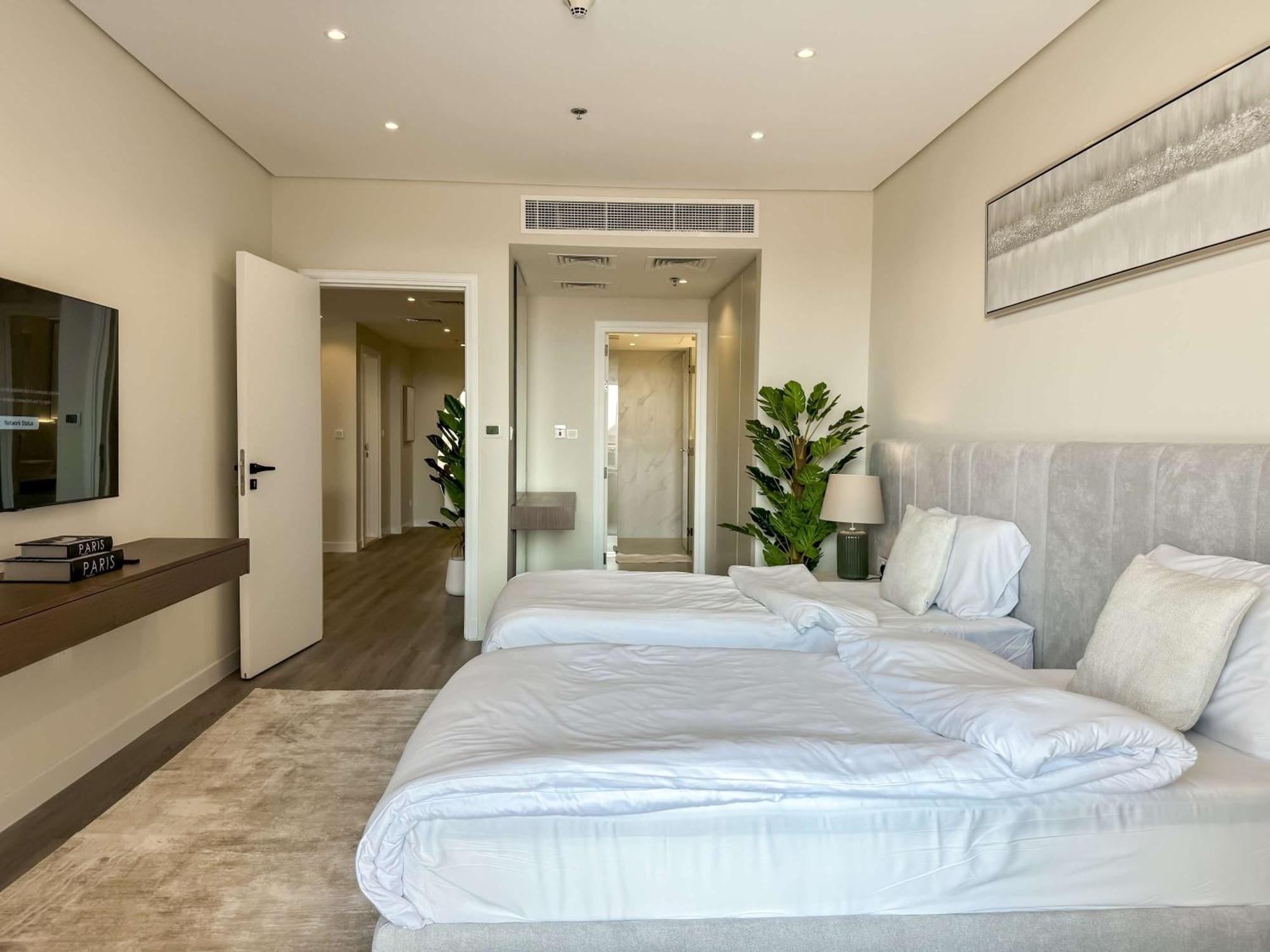 Apartment Upgraded 2br - Beachfront - 5 Star Dubai
