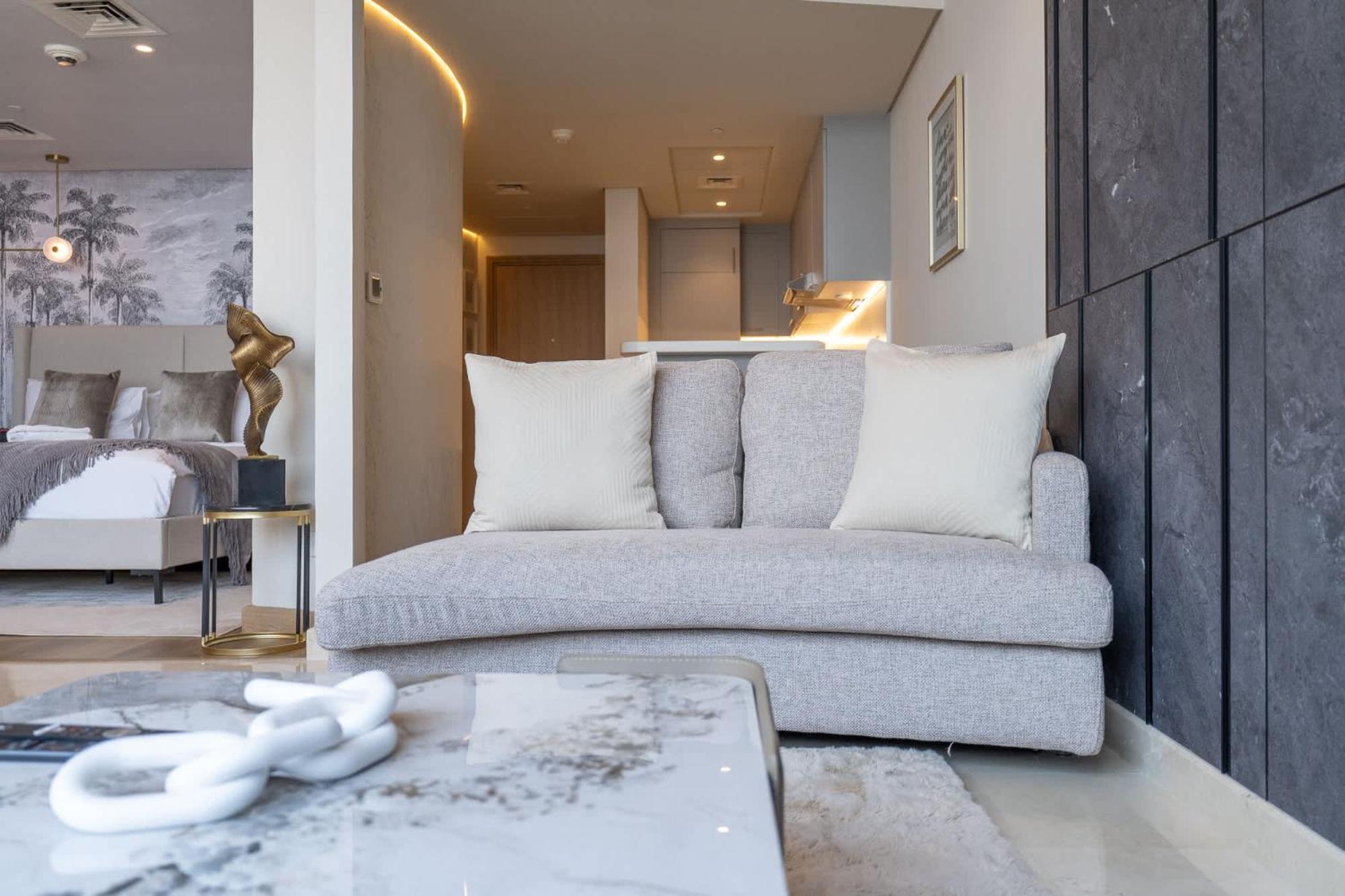 Stylish With Impressive Decor And Furniture At Sky Garden! Daire