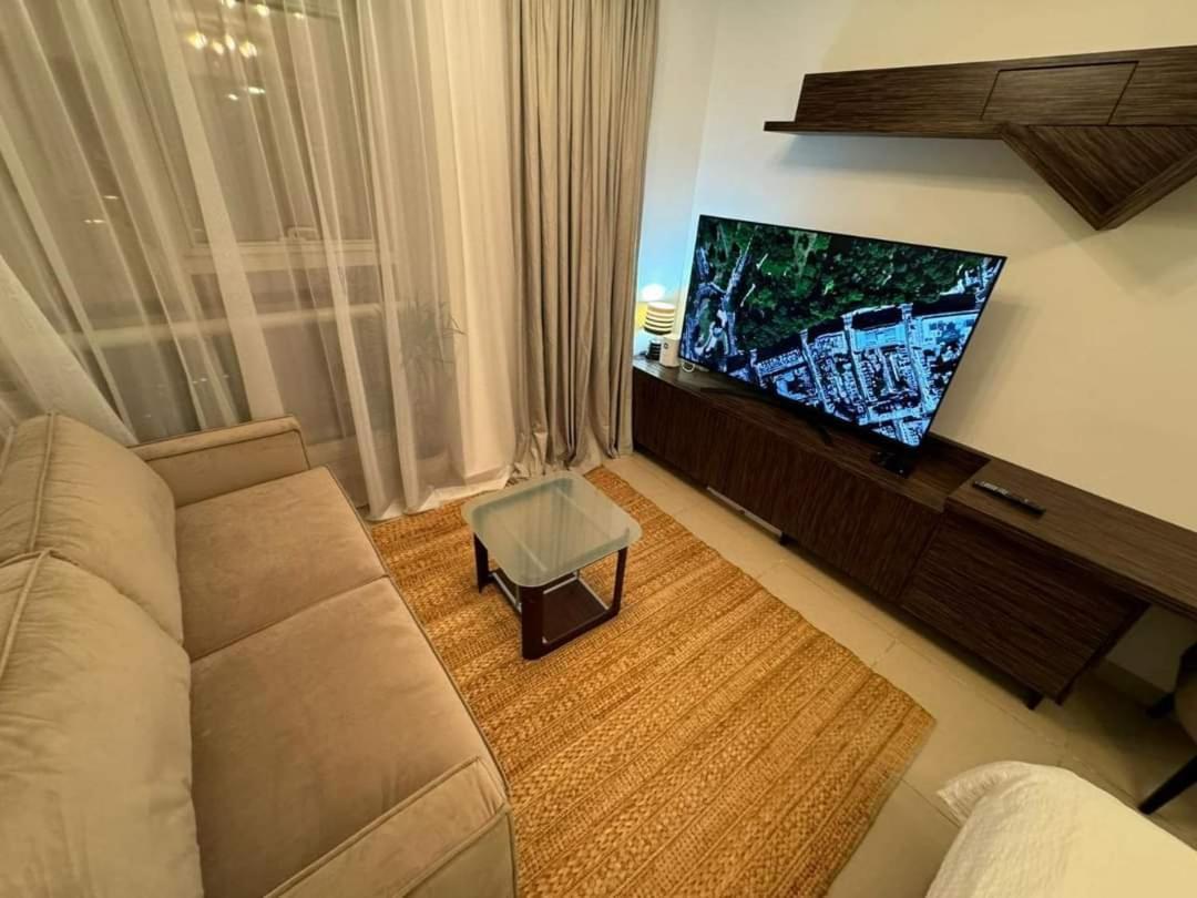 Stunning - High Floor - Canal View Apartment *