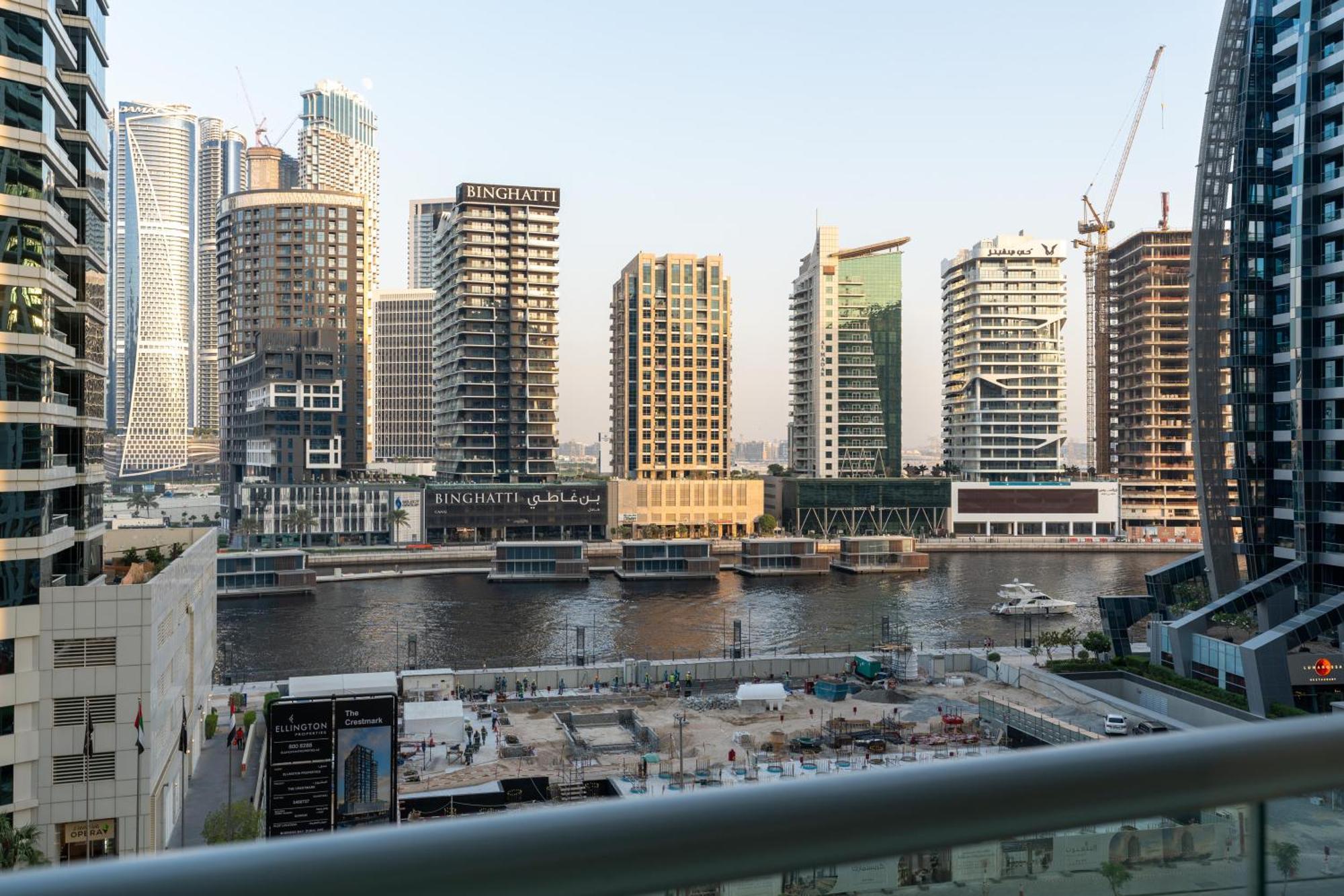 Luxury 1br Apt, Canal View, Near Mall * Dubai