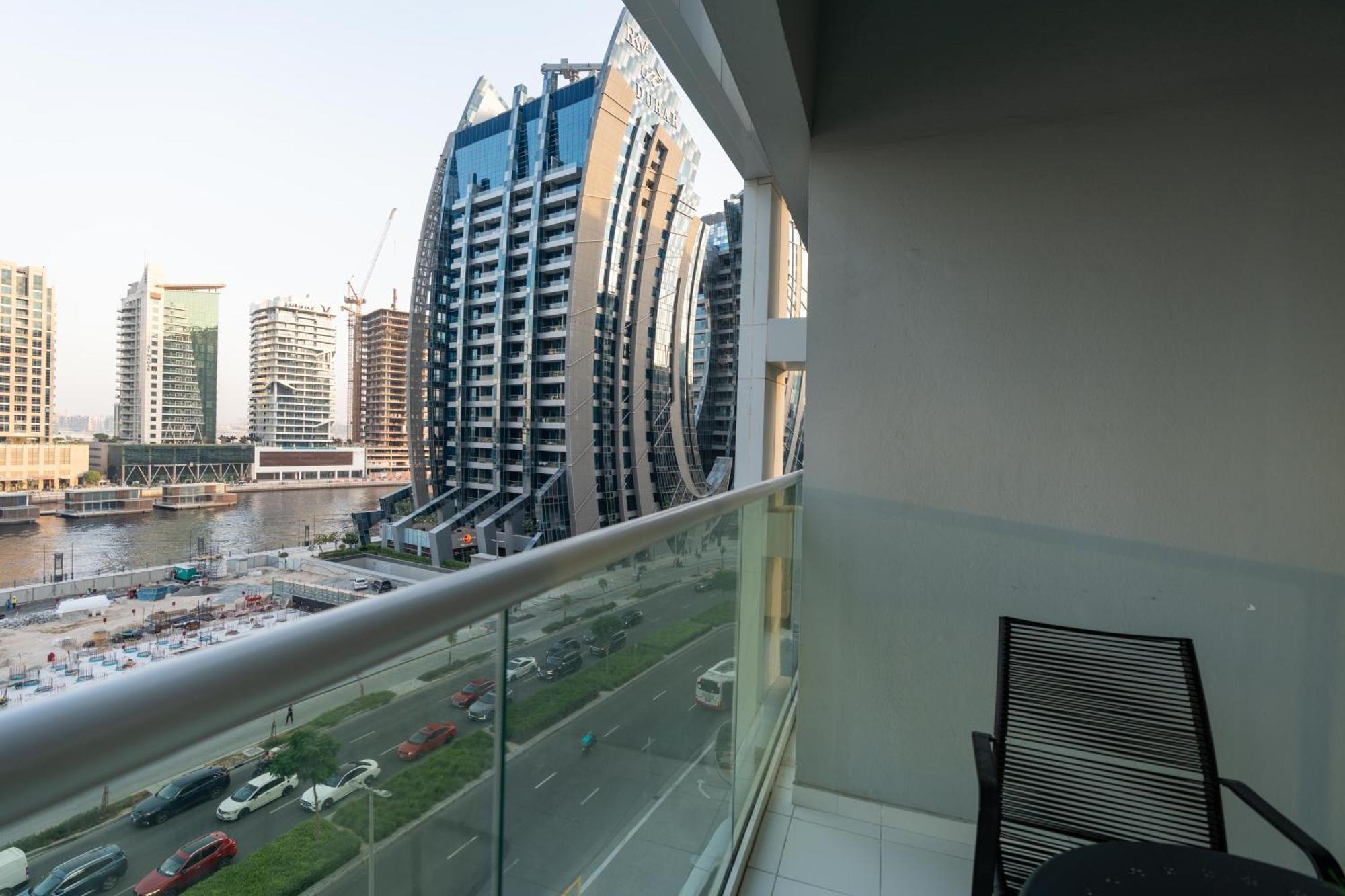 Luxury 1br Apt, Canal View, Near Mall * Dubai
