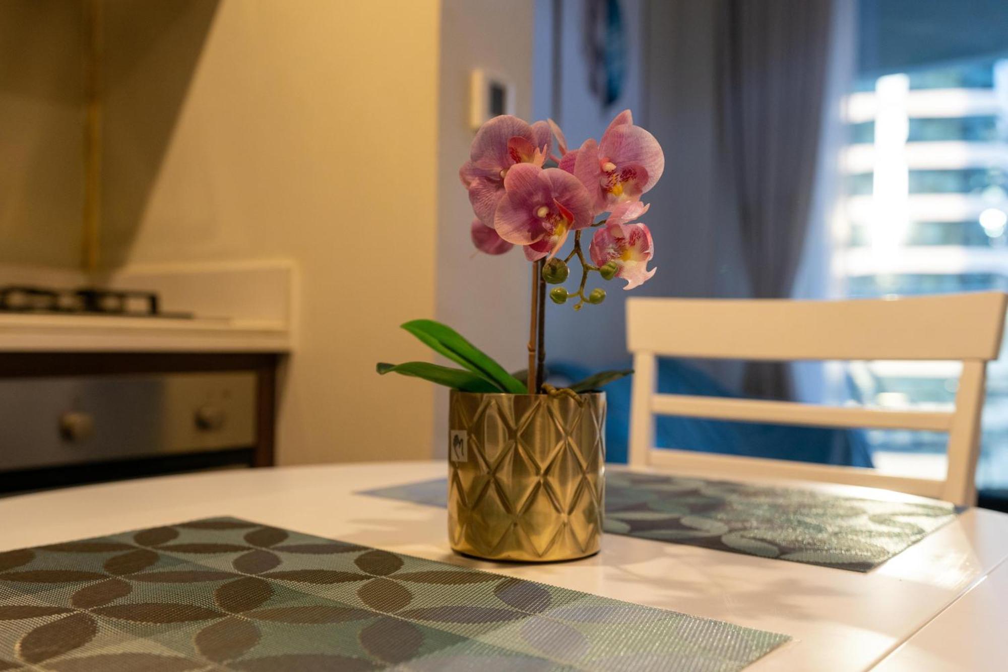 Luxury 1br Apt, Canal View, Near Mall Apartment