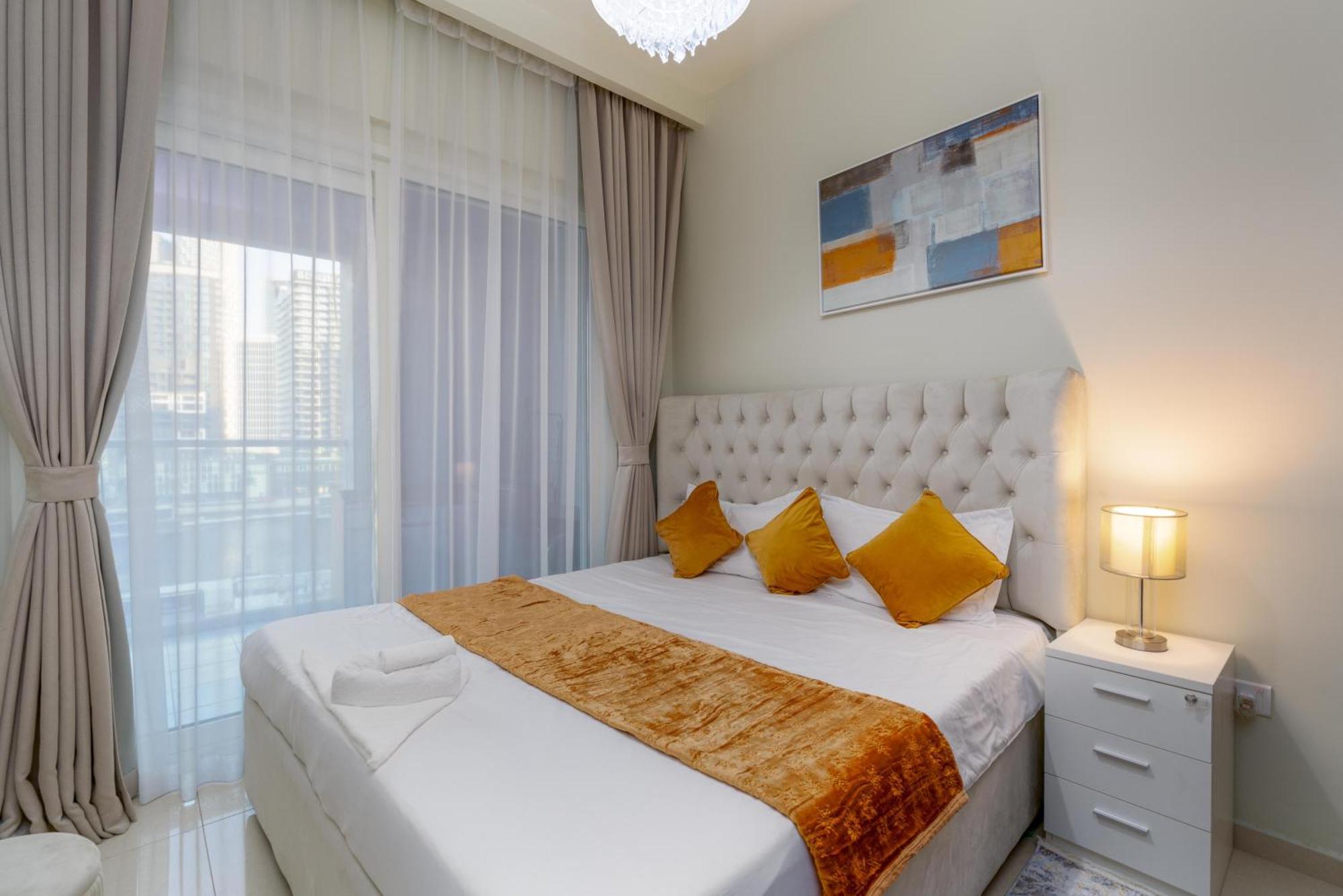 Luxury 1br Apt, Canal View, Near Mall Apartment