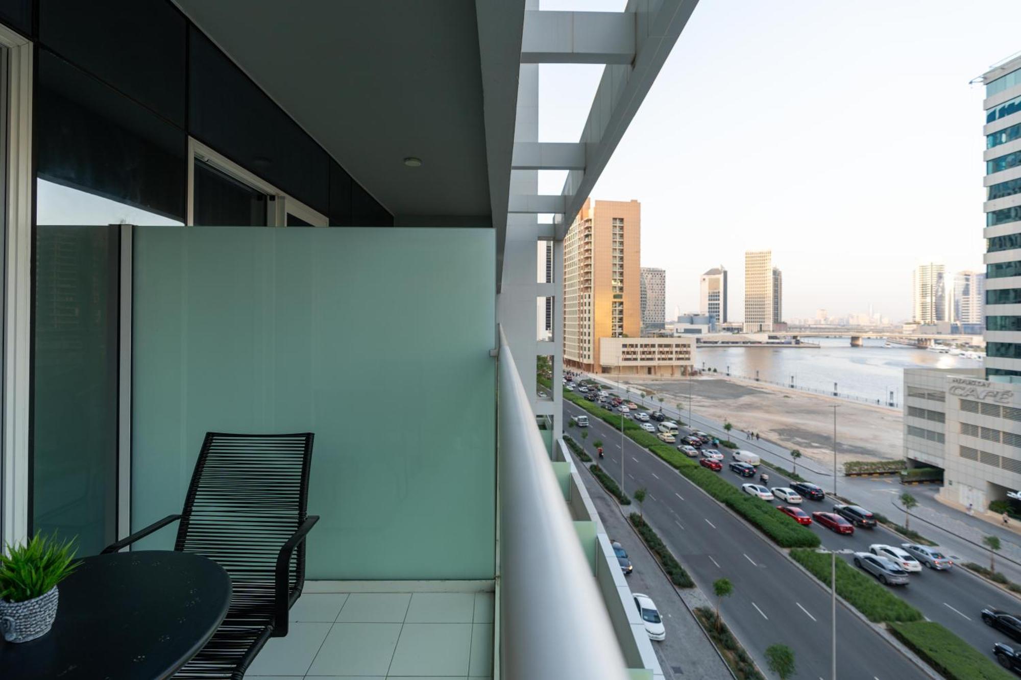 Apartment Luxury 1br Apt, Canal View, Near Mall Dubai