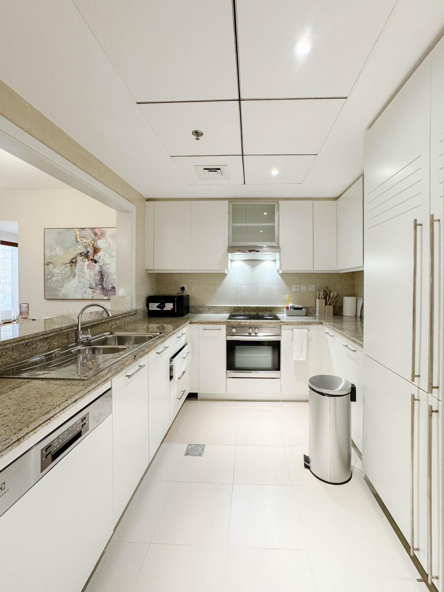 Downtown 2 Bedroom Burj Khalifa & Fountains Views 8 Min From Mall Apartment Dubai