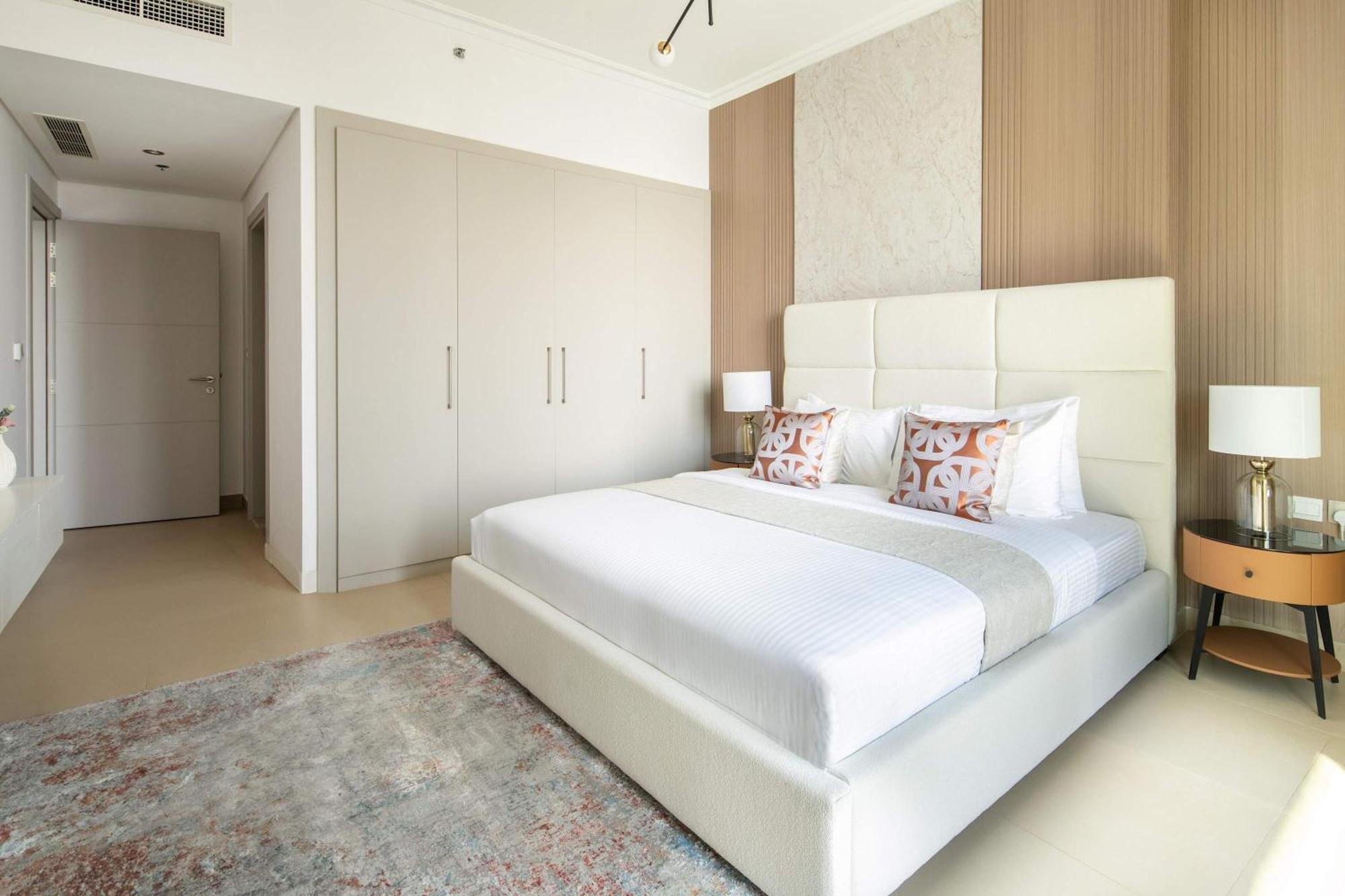 Frank Porter - Burj Vista 1 Apartment *