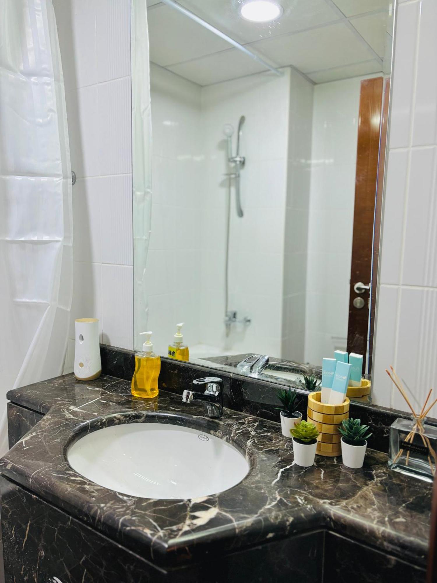 Apartamento Stunning With Rooftop Pool, Balcony & Gym