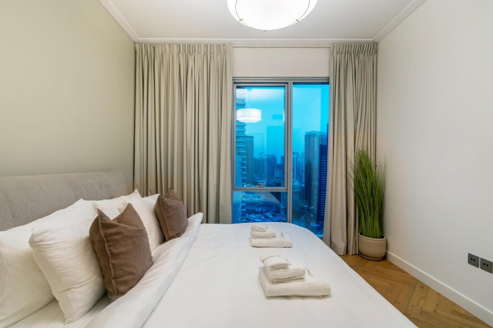Marina Royale 3 Bedroom I Luxe Marina Harbour & Yacht Club Views I Nearby To A I Free Pool, Gym, Wi-fi And Parking I By Meerak Dubai