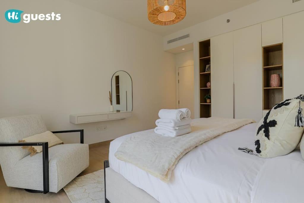 Higuests - Beachfront Living Stunning 4 Bedroom With Maid's *