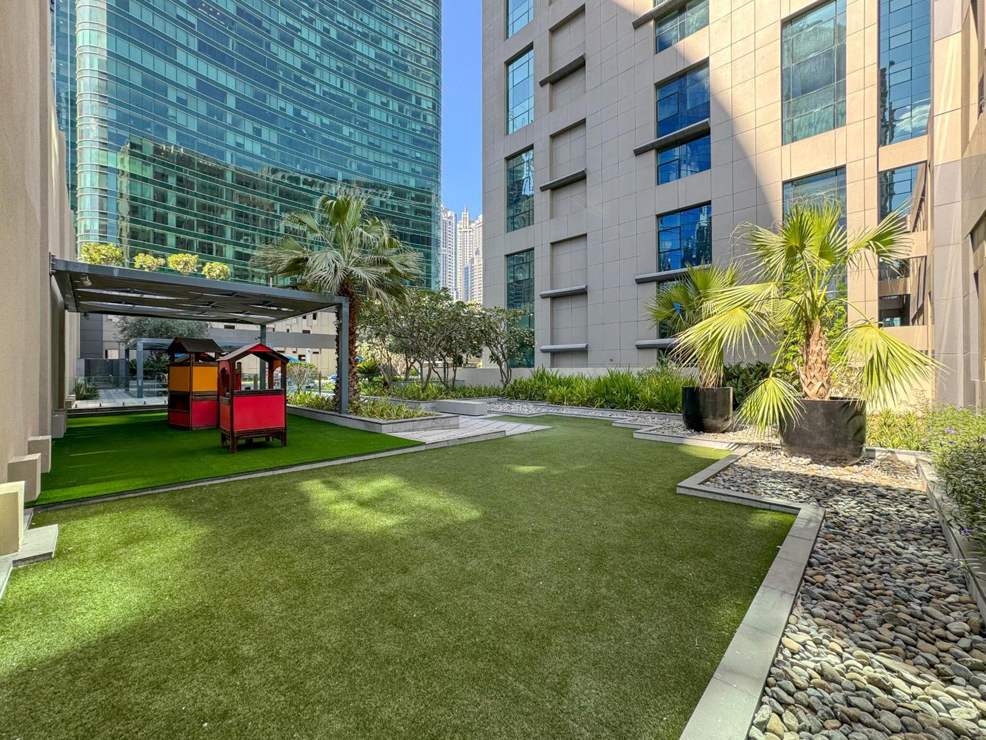 Discover Urban Chic -vibrant Life Apartment