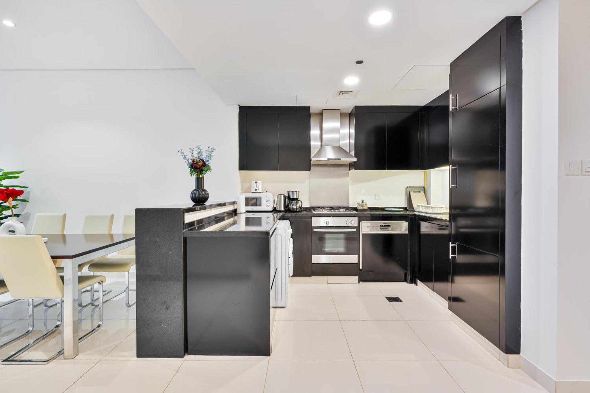 Discover Urban Chic -vibrant Life Apartment *