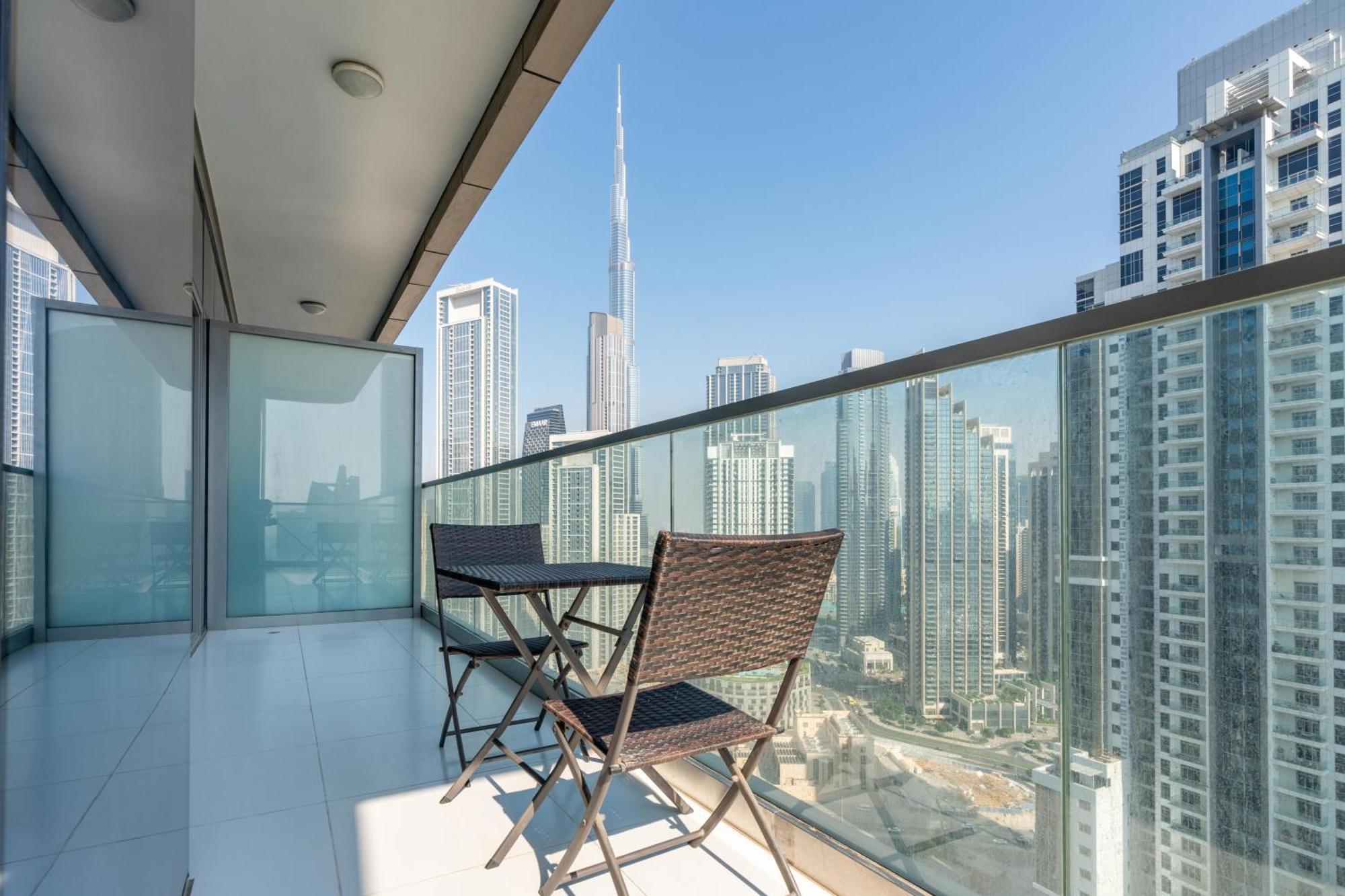 Infinity Pool & Burj Khalifa View L Luxe Paramount