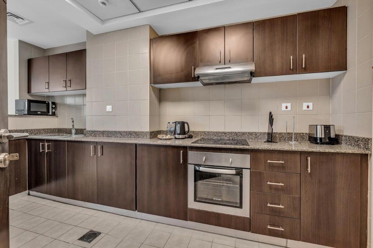 Spacious 2br Torch Tower-l34 Near Marina Walk Apartment *