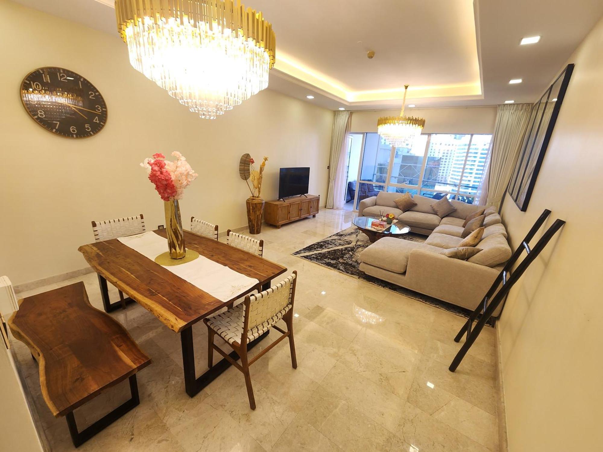 Modern Spacious 3-bedroom Maid's With Marina Views Apartment Dubai