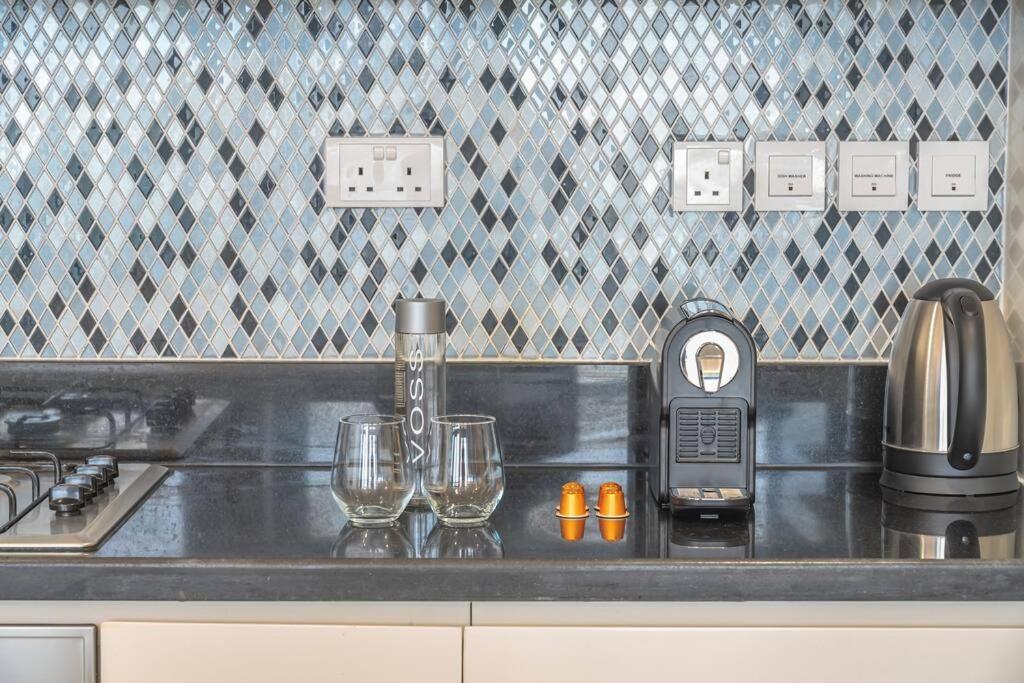 Apartment Magical With Rooftop Pool & Burj Khalifa View! Dubai