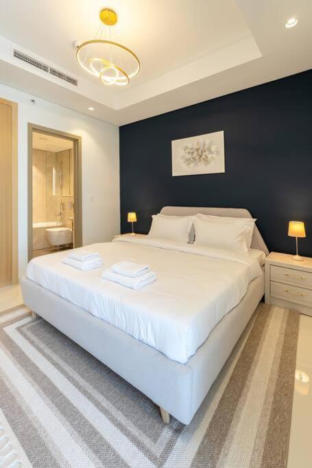 Apartment Magical With Rooftop Pool & Burj Khalifa View! Dubai