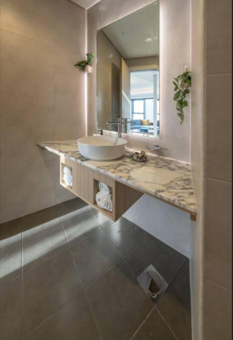 Magical With Rooftop Pool & Burj Khalifa View! Apartment *