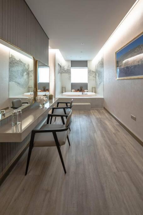 Apartment Magical With Rooftop Pool & Burj Khalifa View! Dubai