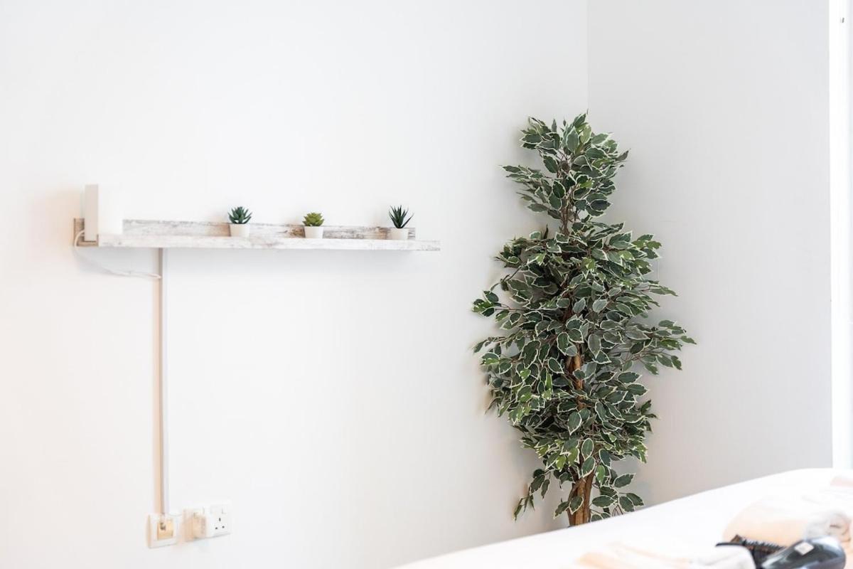 Charming Comfy 2-bedroom In Marina Apartment *