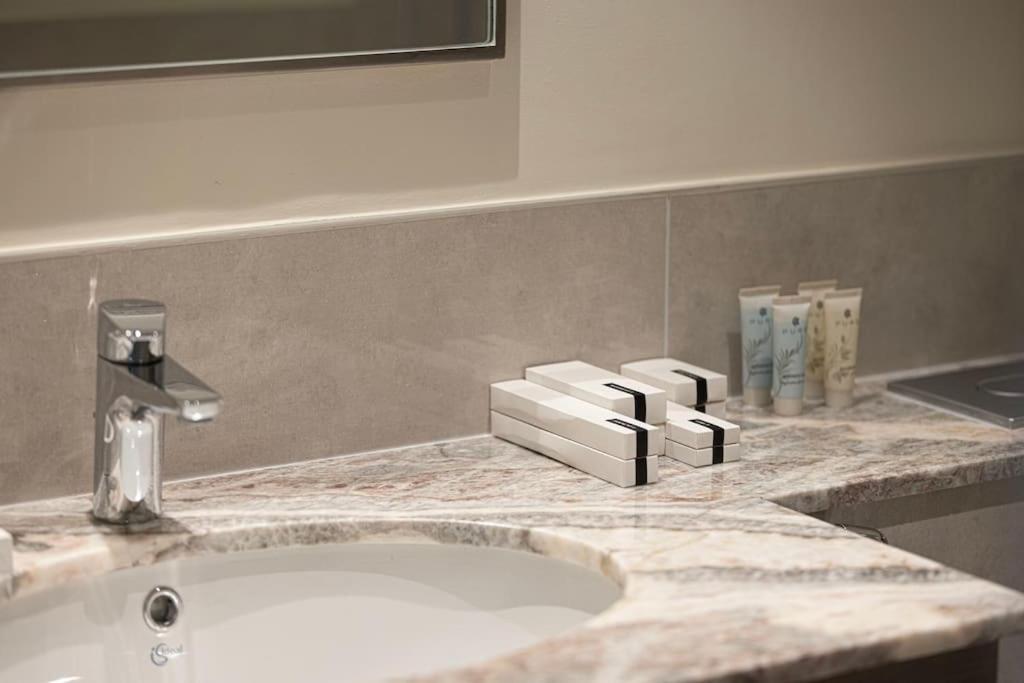Apartment Lux In Downtown I Walk To Mall Dubai