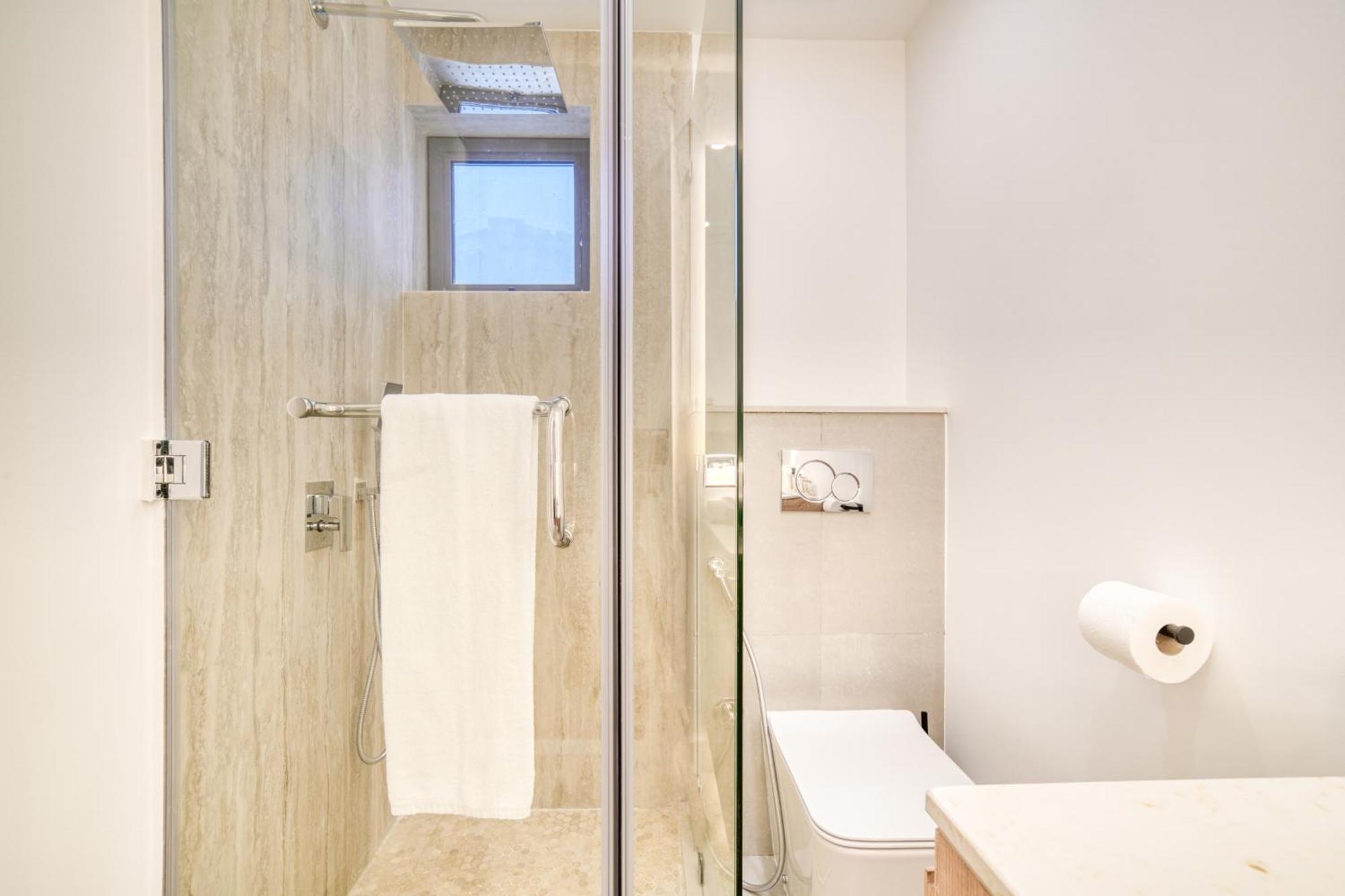 Stylish Upgraded 3br Retreat In Marina *