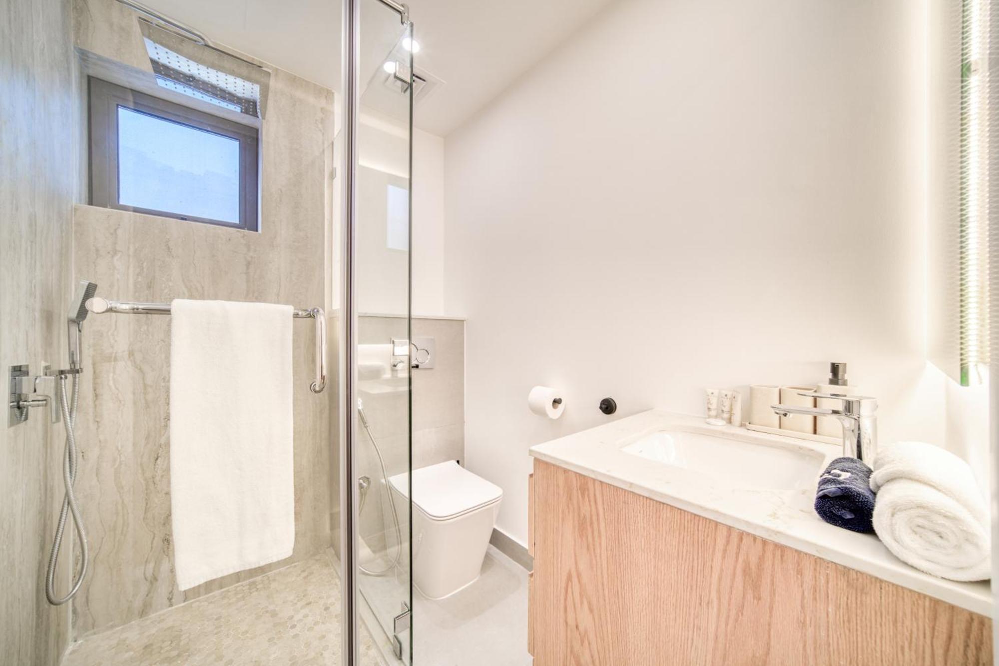 Stylish Upgraded 3br Retreat In Marina Apartment *