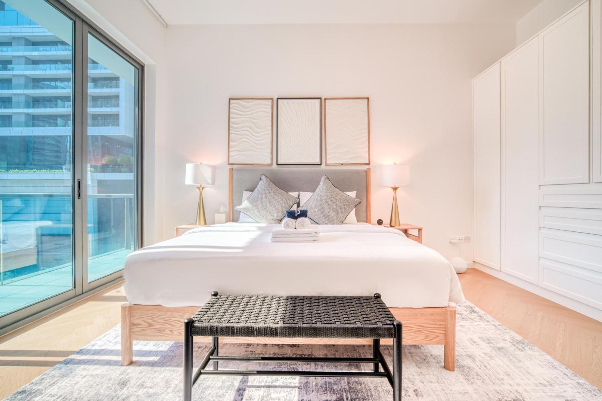 Stylish Upgraded 3br Retreat In Marina Dubai